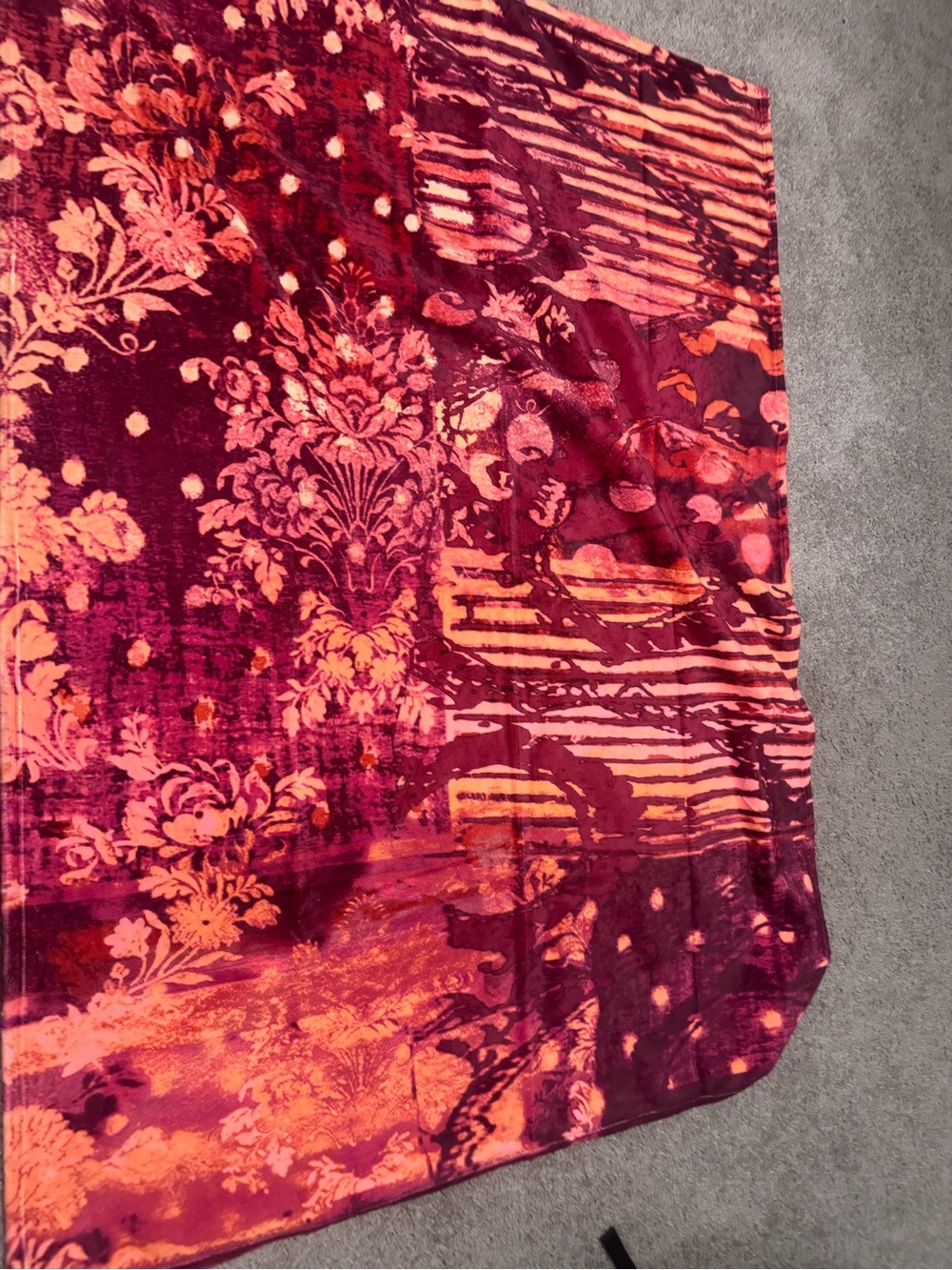 WANDERLUST TRACY PORTER Plush Floral Patterned Throw Blanket in Burgundy/Coral